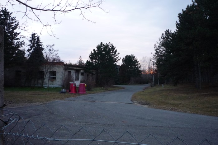 Laktanya őrség, mögötte parancsnoki épület